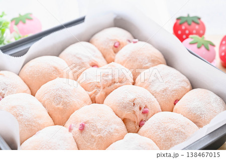 イチゴジャムを練り込んで作るちぎりパン 138467015