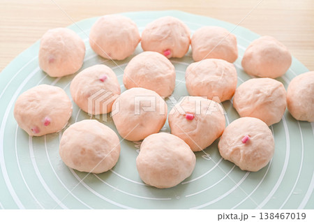 粒状いちごジャムを練り込んだパン生地 粒状いちごジャムを練り込んだパン生地 138467019
