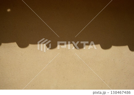 土壁に映る瓦屋根の影 138467486