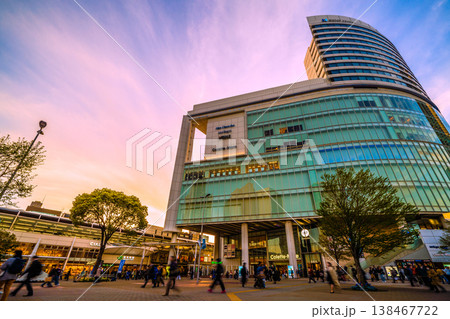 日本の横浜都市景観4月3日。夕方の仕事帰り…帰宅ラッシュ…JR桜木町駅 北改札(東口)などを望む 日本の横浜都市景観4月3日。夕方の仕事帰り…帰宅ラッシュ…JR桜木町駅 北改札(東口)などを望む 138467722