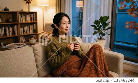 テレビを見る若い女性 138468244