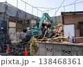住宅解体工事で重機により建物を取り壊す作業風景1 138468361