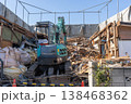 住宅解体工事で重機により建物を取り壊す作業風景2 138468362