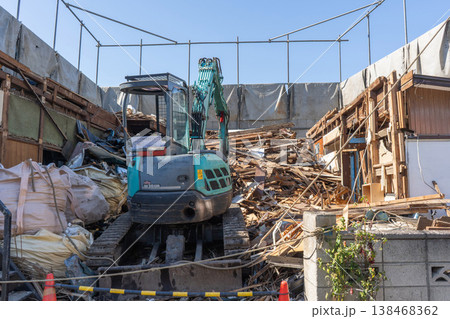 住宅解体工事で重機により建物を取り壊す作業風景2 138468362