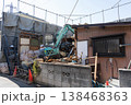 住宅解体工事で重機により建物を取り壊す作業風景3 138468363