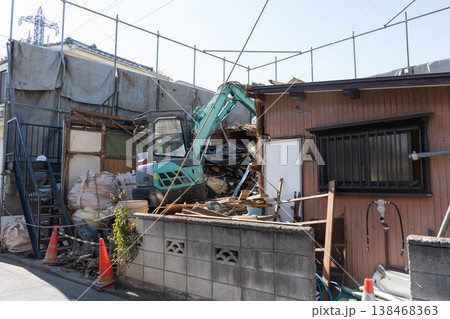 住宅解体工事で重機により建物を取り壊す作業風景3 138468363