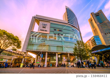 日本の横浜都市景観4月3日。夕方の仕事帰り…帰宅ラッシュ…JR桜木町駅 北改札(東口)などを望む 日本の横浜都市景観4月3日。夕方の仕事帰り…帰宅ラッシュ…JR桜木町駅 北改札(東口)などを望む 138468411