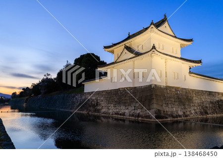 京都二条城の東南隅櫓のライトアップ 京都二条城の東南隅櫓のライトアップ 138468450