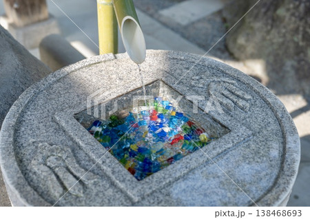 竹から流れる水とカラフルなビー玉 竹から流れる水とカラフルなビー玉 138468693