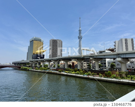 夏の首都高速下から見た隅田公園や隅田川 夏の首都高速下から見た隅田公園や隅田川 138468776
