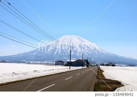 四月初旬、北海道、後志、倶知安町から眺める蝦夷富士こと羊蹄山とスキー聖地ニセコ連山のニセコアンヌプリ 四月初旬、北海道、後志、倶知安町から眺める蝦夷富士こと羊蹄山とスキー聖地ニセコ連山のニセコアンヌプリ 138469042
