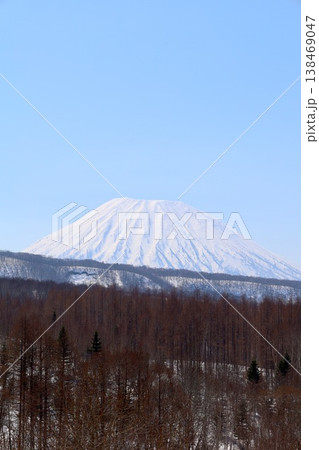四月初旬、北海道、後志、倶知安町から眺める蝦夷富士こと羊蹄山とスキー聖地ニセコ連山のニセコアンヌプリ 四月初旬、北海道、後志、倶知安町から眺める蝦夷富士こと羊蹄山とスキー聖地ニセコ連山のニセコアンヌプリ 138469047