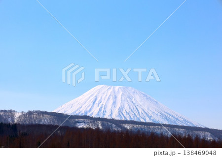 四月初旬、北海道、後志、倶知安町から眺める蝦夷富士こと羊蹄山とスキー聖地ニセコ連山のニセコアンヌプリ 四月初旬、北海道、後志、倶知安町から眺める蝦夷富士こと羊蹄山とスキー聖地ニセコ連山のニセコアンヌプリ 138469048