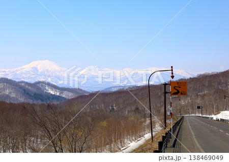 四月初旬、北海道、後志、倶知安町から眺める蝦夷富士こと羊蹄山とスキー聖地ニセコ連山のニセコアンヌプリ 138469049