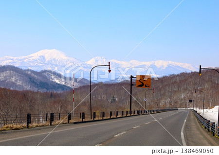 四月初旬、北海道、後志、倶知安町から眺める蝦夷富士こと羊蹄山とスキー聖地ニセコ連山のニセコアンヌプリ 四月初旬、北海道、後志、倶知安町から眺める蝦夷富士こと羊蹄山とスキー聖地ニセコ連山のニセコアンヌプリ 138469050