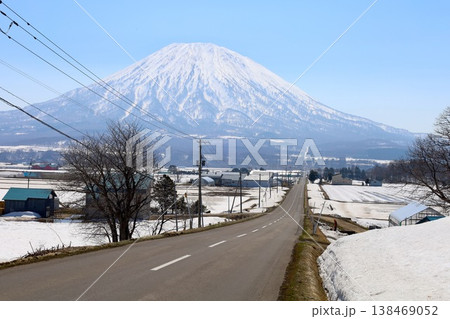四月初旬、北海道、後志、倶知安町から眺める蝦夷富士こと羊蹄山とスキー聖地ニセコ連山のニセコアンヌプリ 四月初旬、北海道、後志、倶知安町から眺める蝦夷富士こと羊蹄山とスキー聖地ニセコ連山のニセコアンヌプリ 138469052