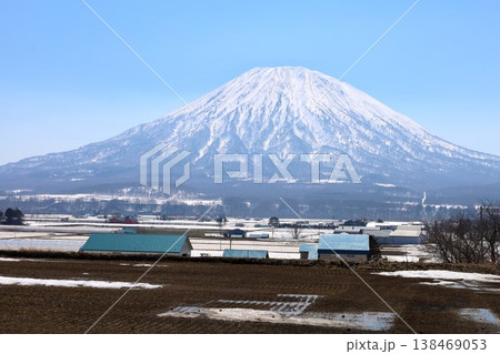 四月初旬、北海道、後志、倶知安町から眺める蝦夷富士こと羊蹄山とスキー聖地ニセコ連山のニセコアンヌプリ 四月初旬、北海道、後志、倶知安町から眺める蝦夷富士こと羊蹄山とスキー聖地ニセコ連山のニセコアンヌプリ 138469053