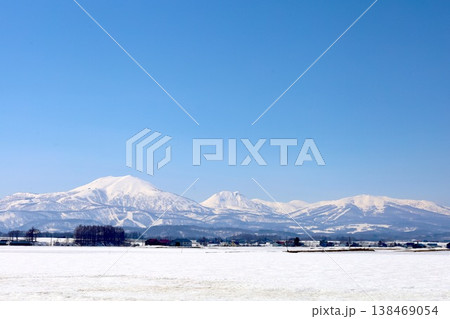 四月初旬、北海道、後志、倶知安町から眺める蝦夷富士こと羊蹄山とスキー聖地ニセコ連山のニセコアンヌプリ 四月初旬、北海道、後志、倶知安町から眺める蝦夷富士こと羊蹄山とスキー聖地ニセコ連山のニセコアンヌプリ 138469054