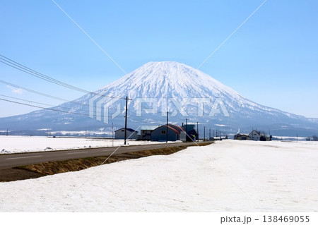 四月初旬、北海道、後志、倶知安町から眺める蝦夷富士こと羊蹄山とスキー聖地ニセコ連山のニセコアンヌプリ 四月初旬、北海道、後志、倶知安町から眺める蝦夷富士こと羊蹄山とスキー聖地ニセコ連山のニセコアンヌプリ 138469055