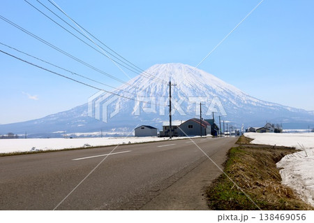 四月初旬、北海道、後志、倶知安町から眺める蝦夷富士こと羊蹄山とスキー聖地ニセコ連山のニセコアンヌプリ 四月初旬、北海道、後志、倶知安町から眺める蝦夷富士こと羊蹄山とスキー聖地ニセコ連山のニセコアンヌプリ 138469056