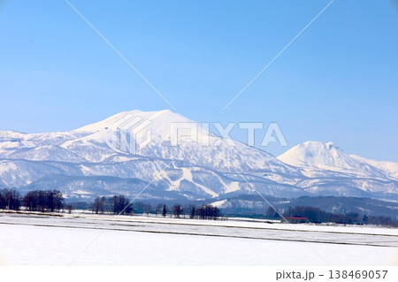 四月初旬、北海道、後志、倶知安町から眺める蝦夷富士こと羊蹄山とスキー聖地ニセコ連山のニセコアンヌプリ 四月初旬、北海道、後志、倶知安町から眺める蝦夷富士こと羊蹄山とスキー聖地ニセコ連山のニセコアンヌプリ 138469057