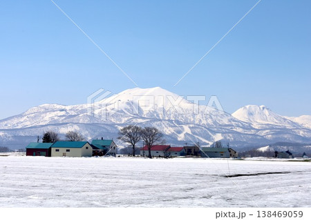 四月初旬、北海道、後志、倶知安町から眺める蝦夷富士こと羊蹄山とスキー聖地ニセコ連山のニセコアンヌプリ 138469059
