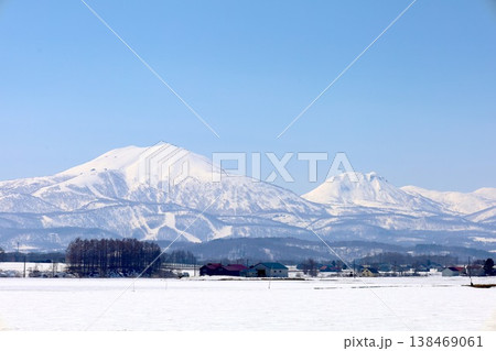 四月初旬、北海道、後志、倶知安町から眺める蝦夷富士こと羊蹄山とスキー聖地ニセコ連山のニセコアンヌプリ 138469061