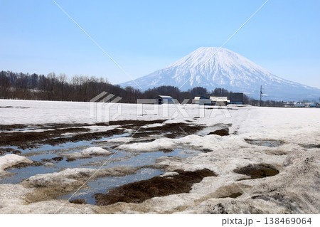 四月初旬、北海道、後志、倶知安町から眺める蝦夷富士こと羊蹄山とスキー聖地ニセコ連山のニセコアンヌプリ 四月初旬、北海道、後志、倶知安町から眺める蝦夷富士こと羊蹄山とスキー聖地ニセコ連山のニセコアンヌプリ 138469064