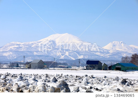 四月初旬、北海道、後志、倶知安町から眺める蝦夷富士こと羊蹄山とスキー聖地ニセコ連山のニセコアンヌプリ 四月初旬、北海道、後志、倶知安町から眺める蝦夷富士こと羊蹄山とスキー聖地ニセコ連山のニセコアンヌプリ 138469065