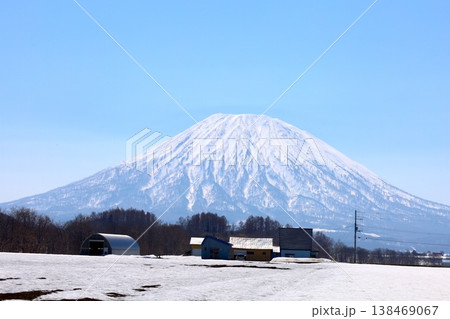 四月初旬、北海道、後志、倶知安町から眺める蝦夷富士こと羊蹄山とスキー聖地ニセコ連山のニセコアンヌプリ 四月初旬、北海道、後志、倶知安町から眺める蝦夷富士こと羊蹄山とスキー聖地ニセコ連山のニセコアンヌプリ 138469067