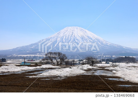 四月初旬、北海道、後志、倶知安町から眺める蝦夷富士こと羊蹄山とスキー聖地ニセコ連山のニセコアンヌプリ 四月初旬、北海道、後志、倶知安町から眺める蝦夷富士こと羊蹄山とスキー聖地ニセコ連山のニセコアンヌプリ 138469068