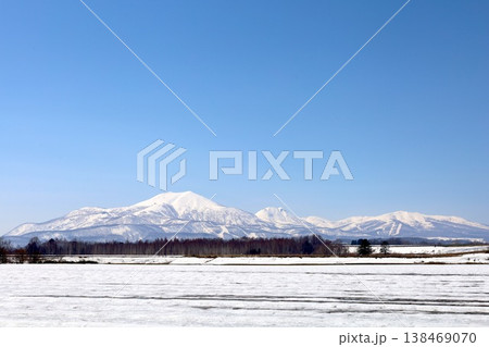 四月初旬、北海道、後志、倶知安町から眺める蝦夷富士こと羊蹄山とスキー聖地ニセコ連山のニセコアンヌプリ 138469070