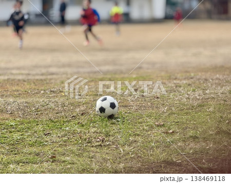 グラウンドに放置されたサッカーボール グラウンドに放置されたサッカーボール 138469118