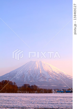 四月初旬、北海道、後志、倶知安町から眺める蝦夷富士こと羊蹄山とスキー聖地ニセコ連山のニセコアンヌプリ 四月初旬、北海道、後志、倶知安町から眺める蝦夷富士こと羊蹄山とスキー聖地ニセコ連山のニセコアンヌプリ 138469127