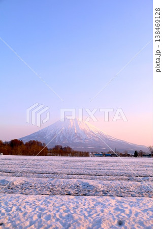 四月初旬、北海道、後志、倶知安町から眺める蝦夷富士こと羊蹄山とスキー聖地ニセコ連山のニセコアンヌプリ 四月初旬、北海道、後志、倶知安町から眺める蝦夷富士こと羊蹄山とスキー聖地ニセコ連山のニセコアンヌプリ 138469128
