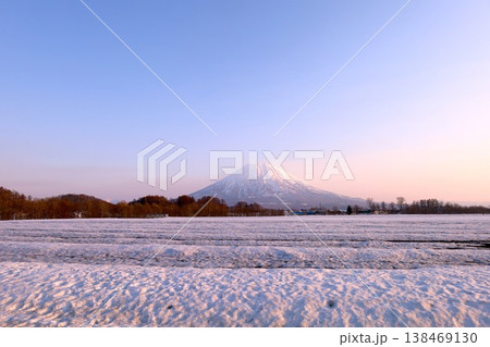 四月初旬、北海道、後志、倶知安町から眺める蝦夷富士こと羊蹄山とスキー聖地ニセコ連山のニセコアンヌプリ 四月初旬、北海道、後志、倶知安町から眺める蝦夷富士こと羊蹄山とスキー聖地ニセコ連山のニセコアンヌプリ 138469130