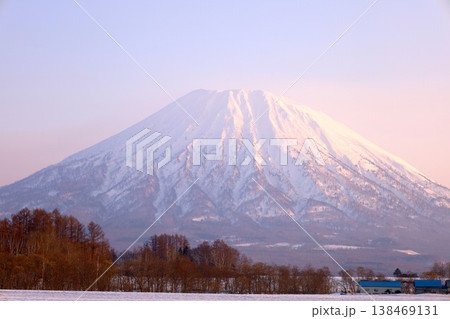 四月初旬、北海道、後志、倶知安町から眺める蝦夷富士こと羊蹄山とスキー聖地ニセコ連山のニセコアンヌプリ 四月初旬、北海道、後志、倶知安町から眺める蝦夷富士こと羊蹄山とスキー聖地ニセコ連山のニセコアンヌプリ 138469131