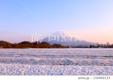 四月初旬、北海道、後志、倶知安町から眺める蝦夷富士こと羊蹄山とスキー聖地ニセコ連山のニセコアンヌプリ 四月初旬、北海道、後志、倶知安町から眺める蝦夷富士こと羊蹄山とスキー聖地ニセコ連山のニセコアンヌプリ 138469133