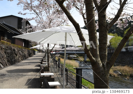桜が満開の川の中にある橋 138469173