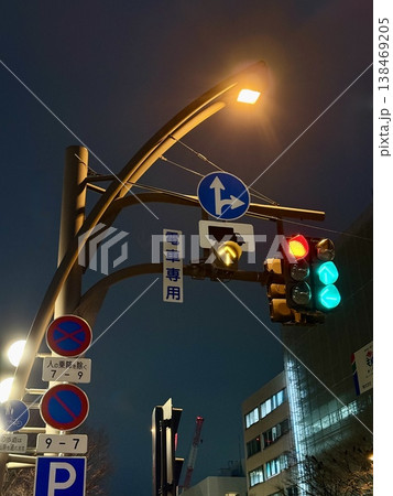 夜の福井市の信号機 夜の福井市の信号機 138469205