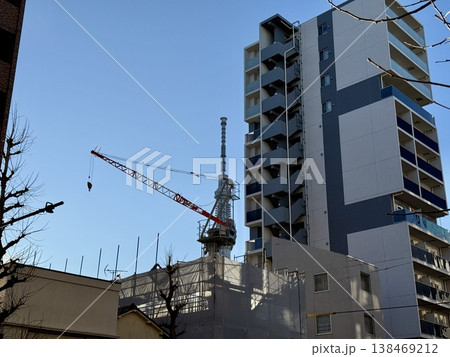 早朝　ビルを建てるクレーン 138469212