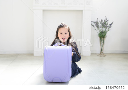 ランドセルの後ろで体育座りをする日本人の女の子 ランドセルの後ろで体育座りをする日本人の女の子 138470652