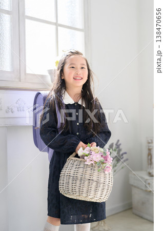 窓際でカゴを持つ日本人の女の子 窓際でカゴを持つ日本人の女の子 138470656