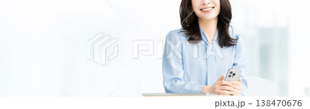 スマートフォンを使う笑顔の女性・ビジネスウーマン 138470676