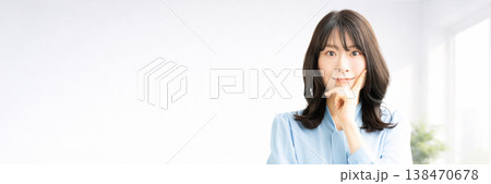 笑顔の女性・ビジネスウーマン 138470678
