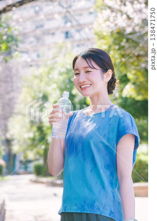 水分補給をする若い女性 水分補給をする若い女性 138471750