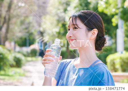 水分補給をする若い女性 138471774