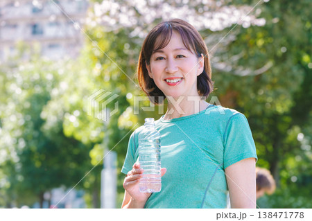 水分補給するミドル女性 水分補給するミドル女性 138471778