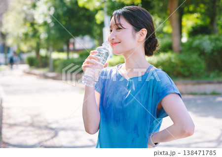 水分補給をする若い女性 水分補給をする若い女性 138471785