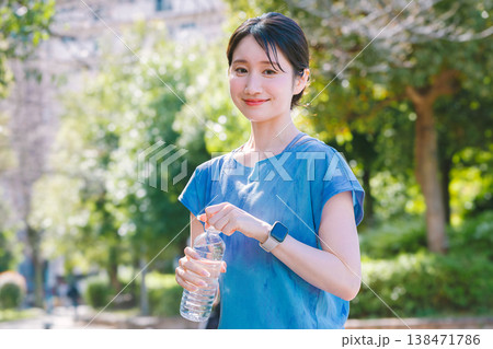 水分補給をする若い女性 水分補給をする若い女性 138471786